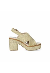 Sandalias de plataforma tejidas en color beige con diseño de tiras cruzadas, tipo slingback y tacón grueso, que cuentan con un interior suave y bordes cosidos.