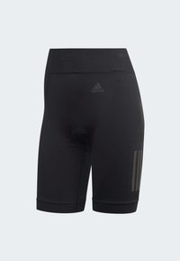 Shorts de sport noirs en tissu extensible ; présentent une coupe ajustée, une taille élastique et un motif discret à trois bandes sur le côté.
