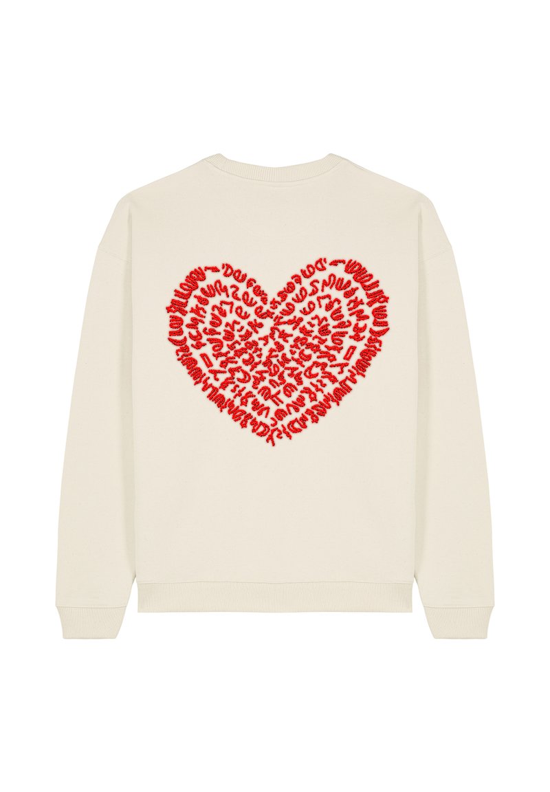Maglione color crema con una grafica di un cuore rosso testurizzato sul retro, caratterizzato da diverse lettere e simboli all'interno della forma del cuore.