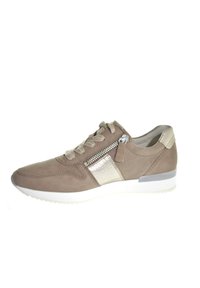 Basket en daim brun clair avec un accent métallique, fermeture à lacets et zip sur le côté, dotée d'une semelle en caoutchouc blanche. Détail de surface texturé.