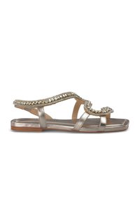Metallisch zilveren sandalen met een platte zool, voorzien van een decoratieve kraalband over de voetboog en een intricaat ontwerp op het teengebied.