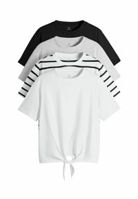 Sæt af fire t-shirts: sort, grå, hvid og stribet. 100% bomuldsstof, rund halsudskæring, korte ærmer, og en knude detalje nederst på den hvide t-shirt.