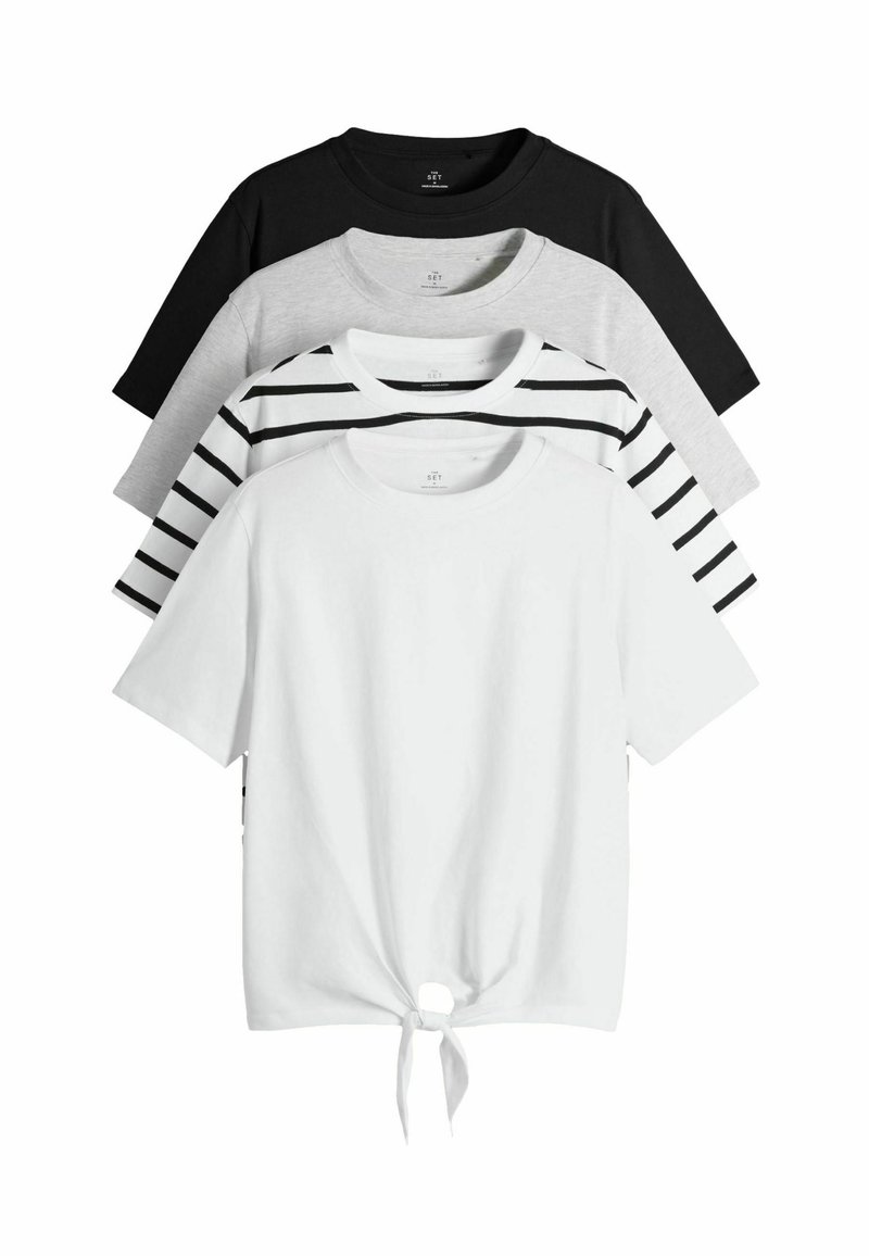Sæt af fire t-shirts: sort, grå, hvid og stribet. 100% bomuldsstof, rund halsudskæring, korte ærmer, og en knude detalje nederst på den hvide t-shirt.