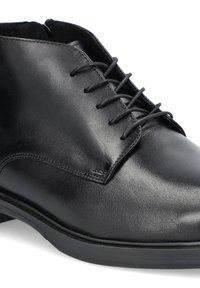 Czarne skórzane buty do garnituru o gładkiej teksturze, z sznurowanym zapięciem i okrągłym noskiem. Posiadają subtelne przeszycia oraz niską, płaską gumową podeszwę.