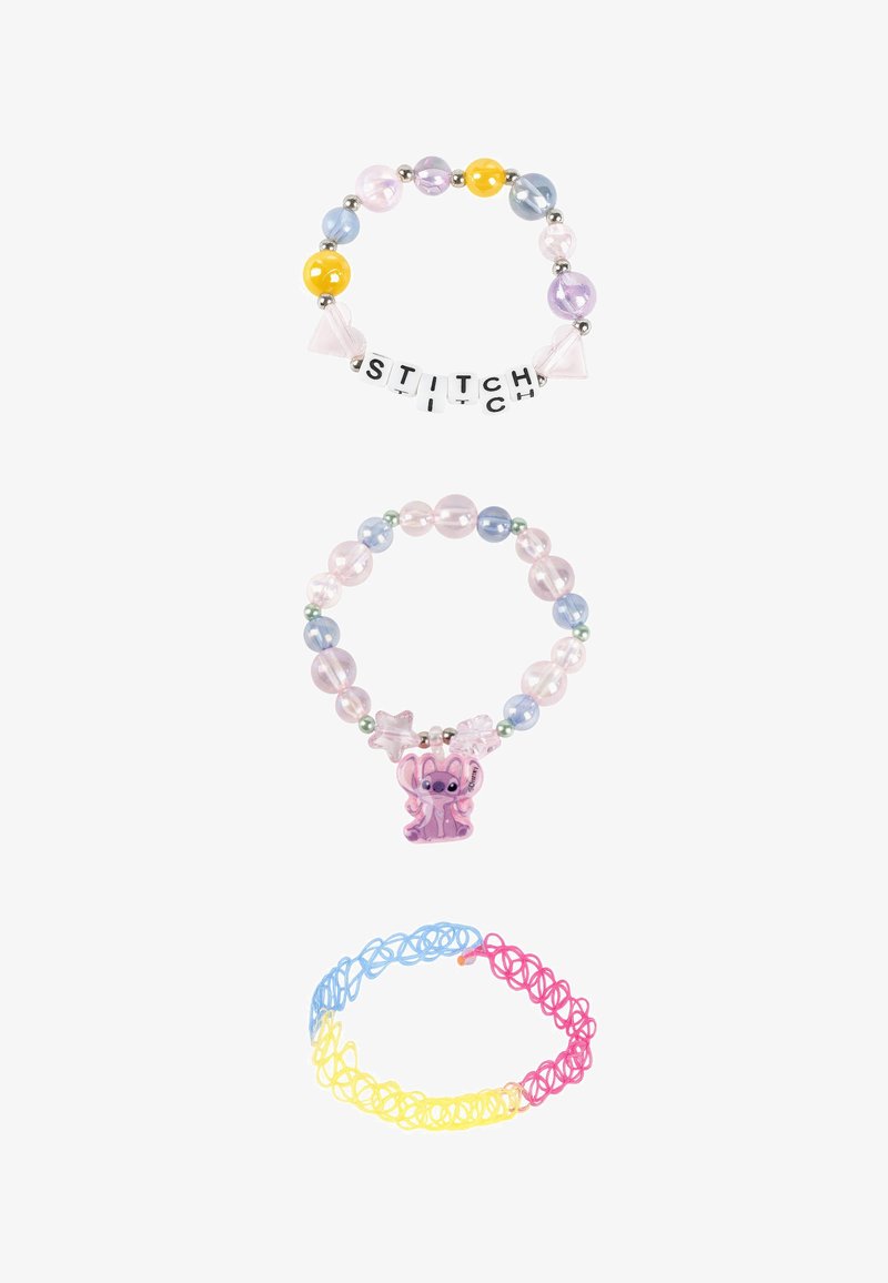 Tre braccialetti di perline: il superiore ha perline colorate e lettere che formano la parola "STITCH", il medio presenta un charm a forma di personaggio, mentre il inferiore ha colori pastello intrecciati.