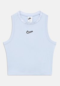 Ανοιχτό μπλε cropped τοπ χωρίς μανίκια από τη Nike με μαύρο λογότυπο Swoosh στο κέντρο κάτω από το ντεκολτέ, ύφασμα με ριμπ ύφανση και επώνυμη επένδυση γύρω από το γιακά.