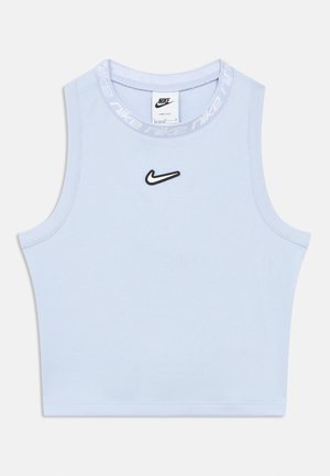 Hellblaues ärmelloses Nike Croptop mit schwarzem Swoosh-Logo unterhalb des Halsausschnitts, geripptem Stoff und gebrandetem Saum am Kragen.
