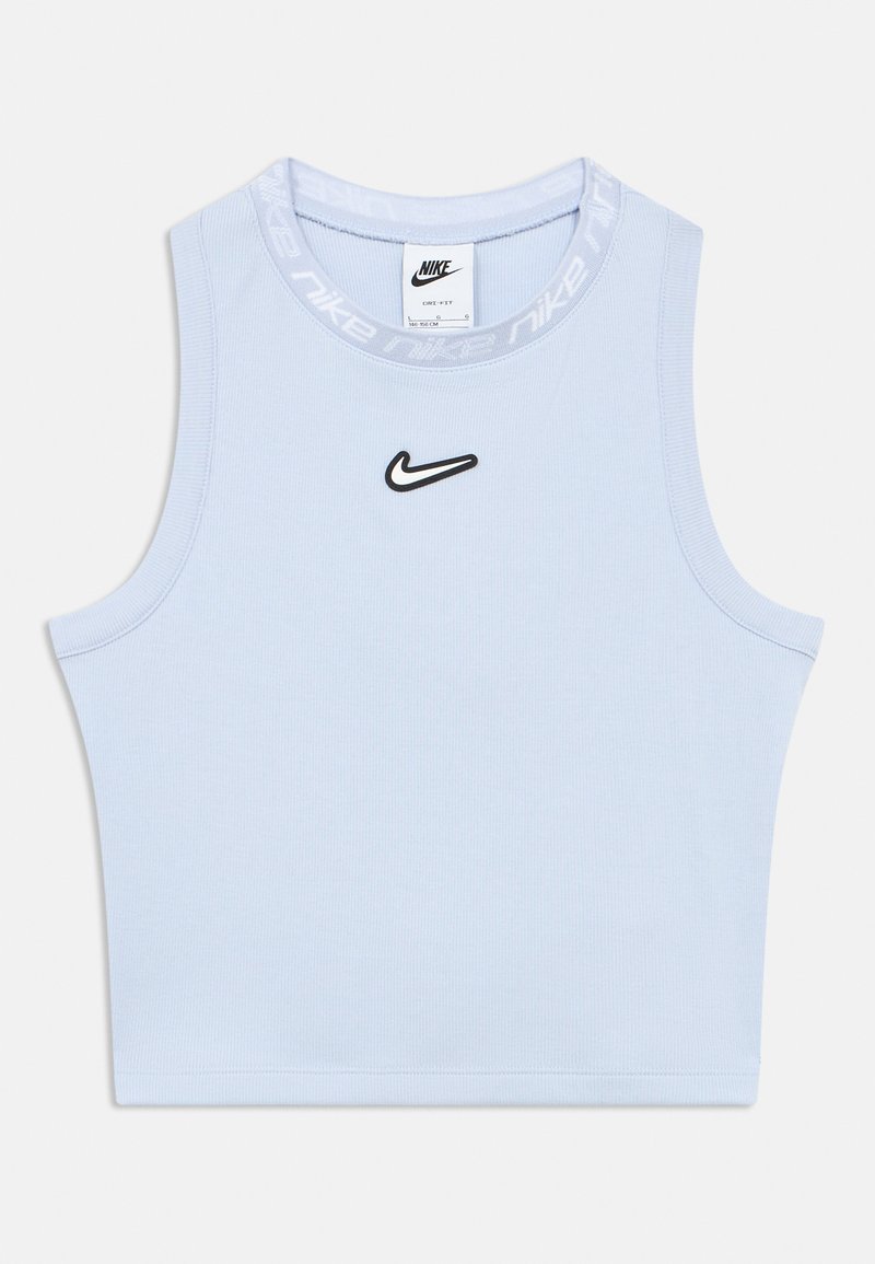 Ανοιχτό μπλε cropped τοπ χωρίς μανίκια από τη Nike με μαύρο λογότυπο Swoosh στο κέντρο κάτω από το ντεκολτέ, ύφασμα με ριμπ ύφανση και επώνυμη επένδυση γύρω από το γιακά.