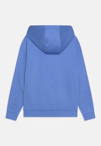 Blå huvtröja med långa ärmar, en känguruficka och ribbade muddar. Tyget verkar mjukt med en slät textur.