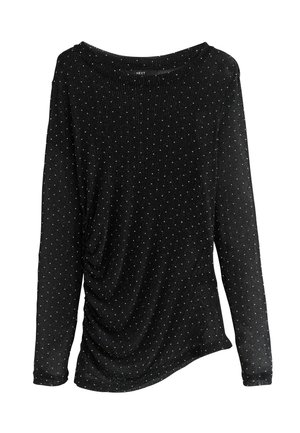Čierny top s dlhým rukávom a ribbed textúrou, ozdobený striebornými bodkami a s výstrihom v tvare lode, so závesným dizajnom na jednej strane.