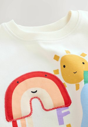 Witte sweater met een kleurrijk regenboog- en zonontwerp, met geborduurde accenten in rood, geel en blauw. Zachte stofstructuur.