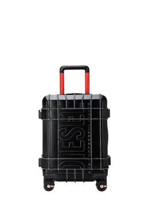 Valigia rigida nera con manico telescopico rosso, design a griglia, logo "DIESEL" in rilievo e quattro ruote su sfondo bianco.