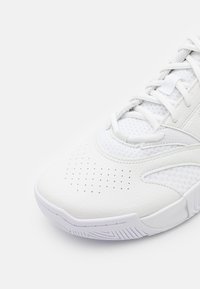 Adidași albi cu un design elegant, având un superior din piele texturată, panouri din plasă și perforații pentru ventilație. Talpă din cauciuc cu un model de aderență.