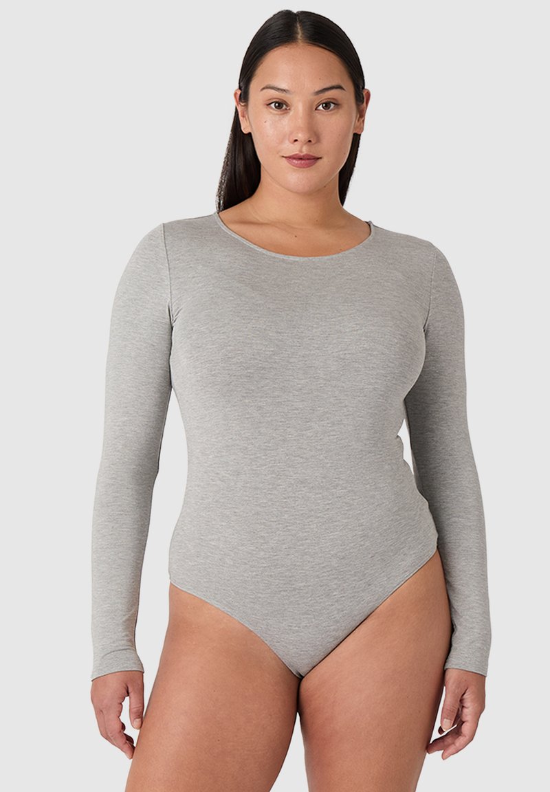 Šedý dlouhý rukáv bodysuit s kulatým výstřihem a přiléhavým střihem, vyrobený z měkkého a pružného materiálu pro pohodlí a snadnost pohybu.