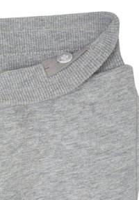 Grauer Sweatshirtstoff mit einem gerippten Kragen, Flachnähten und einem klaren Knopfdetail an der Seite. Weiche Textur mit einer leicht strukturierten Oberfläche.