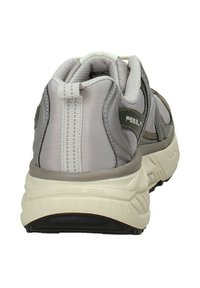 Scarpa sportiva grigia e beige con collo imbottito, parte superiore in mesh testurizzato e sintetico, suola in gomma e un linguetta sul tallone.