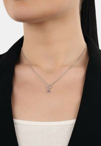 Collana in argento con pendente a forma di piccola pietra rotonda viola e design a catena intrecciata. Texture liscia, aspetto delicato.