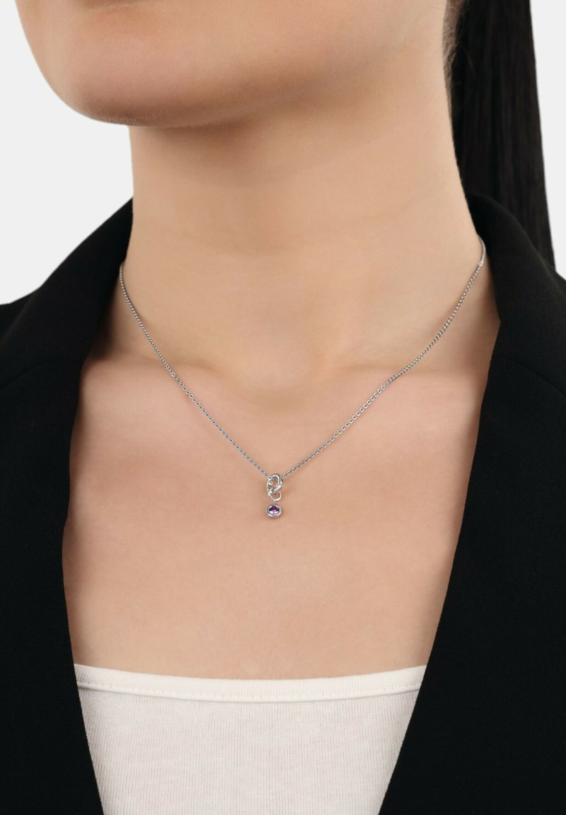 Collana in argento con pendente a forma di piccola pietra rotonda viola e design a catena intrecciata. Texture liscia, aspetto delicato.