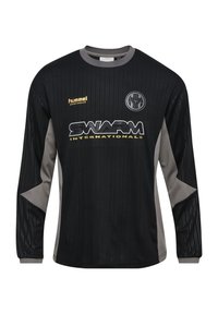 Langarm zwart sportshirt met verticale streepjespatroon, grijze accenten aan de zijkanten, met het "SWARM"-logo en "hummel"-branding in goud.