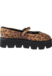 Zapatos planos de piel de leopardo hechos de ante, con una suela negra gruesa y una tira estilo Mary Jane. Presentan una puntera redonda y una superficie texturizada.