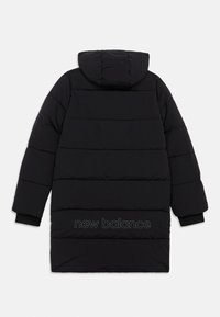 Juodas papuostas ilgas paltas su kapišonu, maloniais rankogaliais ir mažam atspindinčiu "new balance" logotipu arti apatinės nugaros dalies.