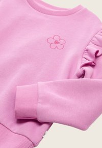 Rosa Sweatshirt aus weichem Material, mit einer kleinen Blumenstickerei auf der Brust und Rüschenakzenten an den Ärmeln.