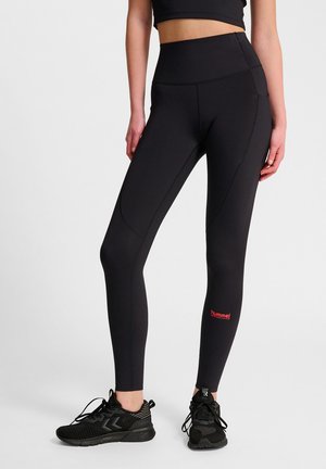 Høj talje sorte leggings lavet af strækbart stof med sidelommer, med et rødt "hummel" logo på underbenet.