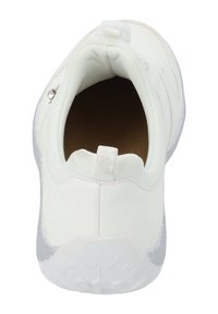 Zapatilla blanca con parte superior sintética suave, punta redonda y suela texturizada en gris. Cuenta con un lazo para facilitar poner y quitar. Forro interior suave.