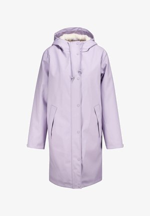 Impermeabile lavanda con cappuccio foderato in peluche, bottoni a scatto, tasche frontali e cordino per una vestibilità regolabile. Finitura esterna liscia.