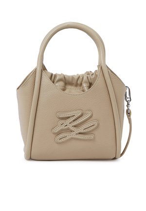 Sac à main en cuir beige avec poignées arrondies, ouverture supérieure froncée, initiales stylisées embossées à l'avant, et bandoulière latérale détachable avec fermeture métallique.