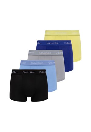 Cinco pares de calzoncillos bóxer Calvin Klein en negro, azul claro, gris, azul marino y amarillo, dispuestos en una fila escalonada.