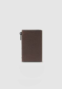 Bruine leren portemonnee met een gestructureerd oppervlak, rechthoekige vorm en een ritssluiting aan de bovenkant. Geen extra versieringen.