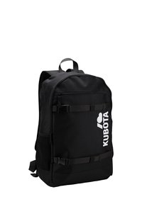 Czarna plecak wykonany z wytrzymałego materiału, z dużą główną komorą, przednią kieszenią na zamek błyskawiczny oraz bocznymi kieszeniami z siatki. Posiada regulowane paski i logo.