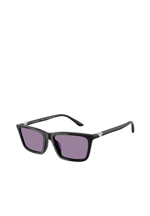 Occhiali da sole neri rettangolari con lenti viola. Montatura in plastica spessa con dettagli argentati sulle tempie. Design piatto e leggermente sovradimensionato.