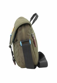 Bolso de hombro verde olivo de tela, con cierre de solapa, correa ajustable y un bolsillo lateral con cremallera con un acento marrón.