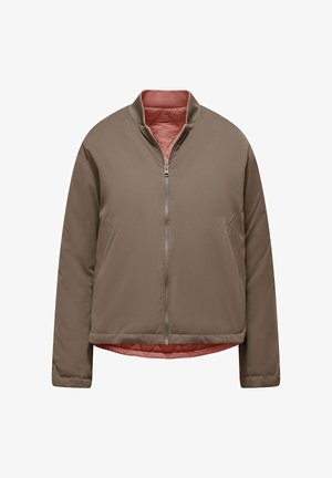 Giacca imbottita marrone con colletto alto, chiusura con zip e tasche laterali. Presenta una fodera rosa a contrasto e una texture liscia.