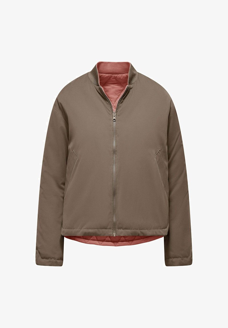 Brązowa pikowana kurtka z wysokim kołnierzem, zamkiem błyskawicznym z przodu i bocznymi kieszeniami. Posiada kontrastową różową podszewkę i gładką fakturę.