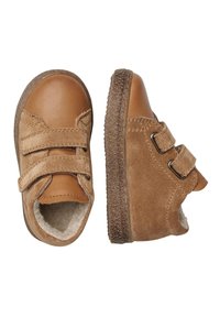 Scarpe in suede e pelle color nocciola con due cinturini in Velcro, suola in gomma testurizzata, punta arrotondata e interno morbido per il massimo comfort.