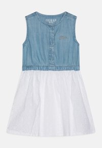 Sukienka z denimu z bezrękawnikowym krojem i guzikiem z przodu, z białą, haftowaną falbanką i elastycznym pasem. Złoty detal z logo.