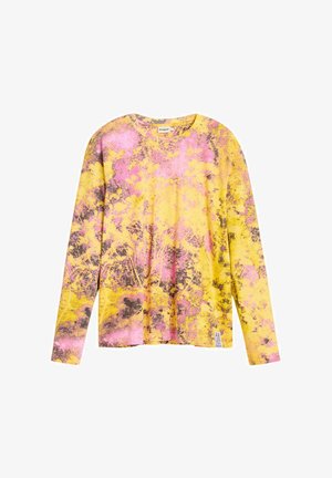 Żółta koszula z długim rękawem, ozdobiona różowo-brązowym abstrakcyjnym kwiatowym wzorem, z okrągłym dekoltem, z metką Desigual przyciętą na dole.