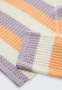 Tissu tricoté avec des rayures texturées alternées en violet pastel, crème et pêche, partiellement plié sur une surface blanche.
