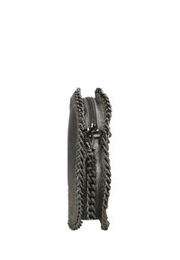 Borsa a pochette nera in pelle con dettagli in catena lungo la zip. Presenta una forma rotonda e una texture liscia. Chiusura con zip nella parte superiore.
