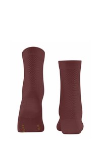 Chaussettes bordeaux avec un motif en chevrons texturé, des poignets côtelés et des bouts renforcés, arborant un petit logo sur le bord inférieur.