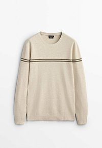 Beżowy sweter z długim rękawem i okrągłym dekoltem, z poziomymi ciemno-brązowymi paskami na wysokości klatki piersiowej. Miękka tekstura dzianiny.
