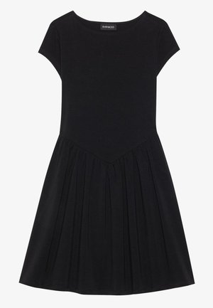 Robe noire à manches courtes, décolleté rond et jupe plissée. Fabriquée en tissu doux, avec un corsage ajusté et un bas évasé.