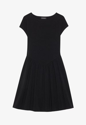 Juoda suknelė su trumpomis rankovėmis,apvaliu iškirpimu ir klostuotu sijonu. Pagaminta iš minkštos medžiagos su prigludusia liemenėle ir platėjančiu apačiu.