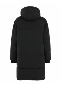 Lungo cappotto nero imbottito con cappuccio. Presenta pannelli trapuntati orizzontali, polsini a coste e orlo dritto. Il materiale sembra liscio e caldo.