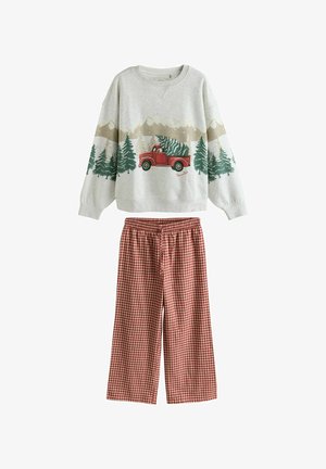 Sweatshirt gris avec un graphique de camion rouge et un motif de forêt ; associé à un pantalon à carreaux marron et blanc ample.