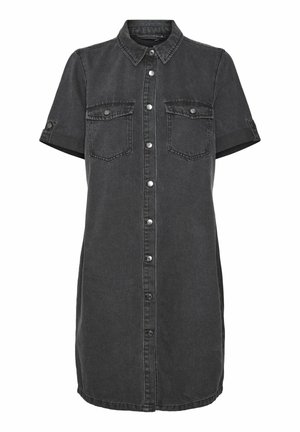 Sötét farmering ruházat rövid ujjakkal, gombos elülső záródással, két mellzsebbel és gallérral. Az anyag enyhén kopott textúrájú.