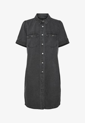 Robe en denim foncé avec manches courtes, fermeture à boutons sur le devant, deux poches poitrine et un col. Le tissu présente une texture légèrement délavée.